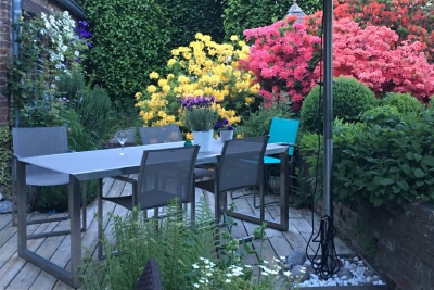 Ambiance cozy au jardin avec parasol